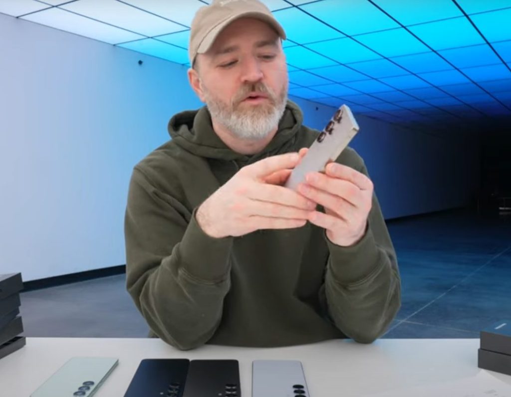 Unbox Therapy Reviews the Brand New Samsung Galaxy S25