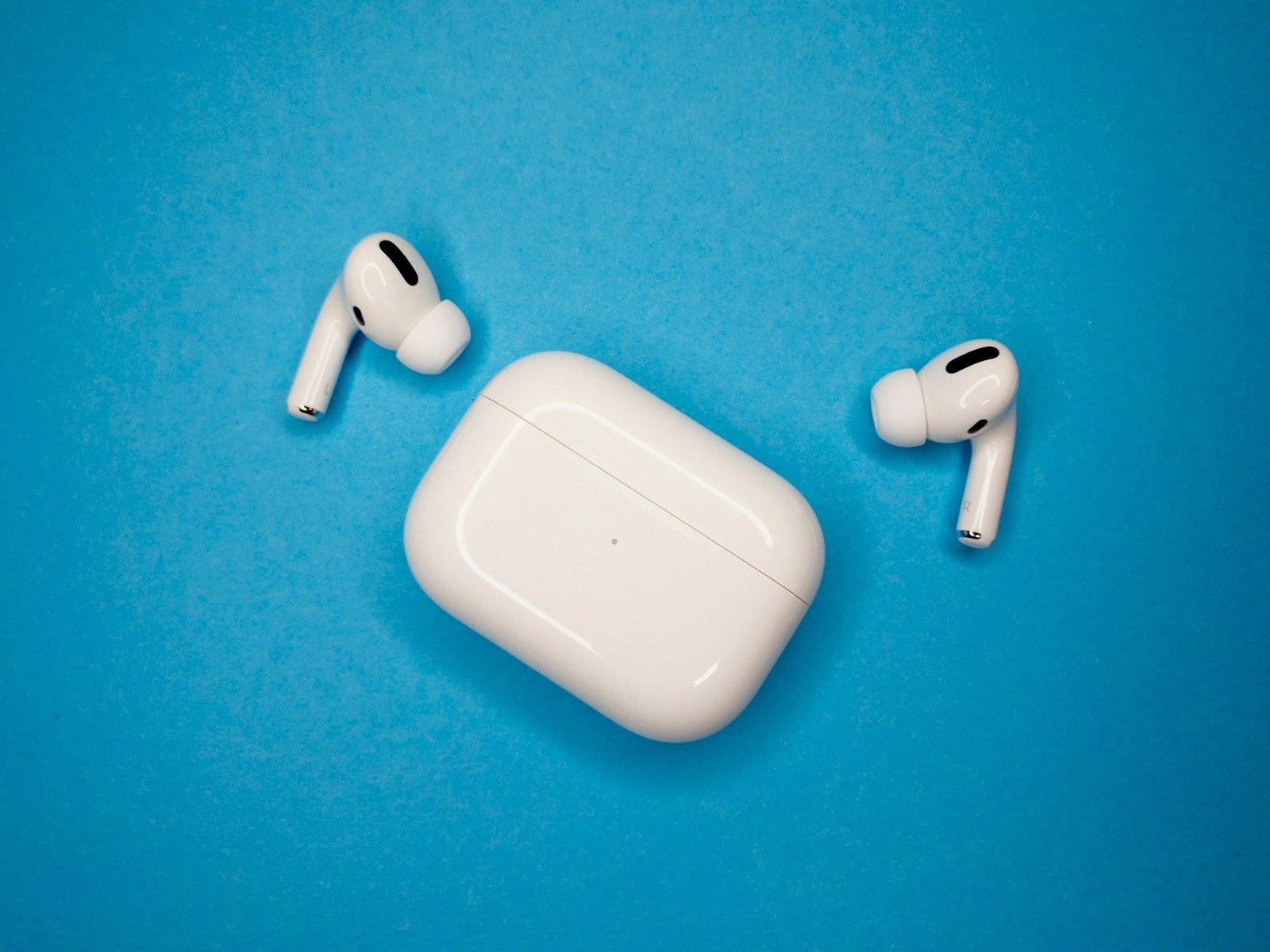 white apple airpods charging case; connect airpods to ps5