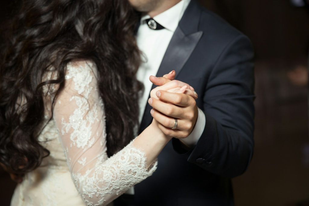 Couple bans Apple Watches at wedding